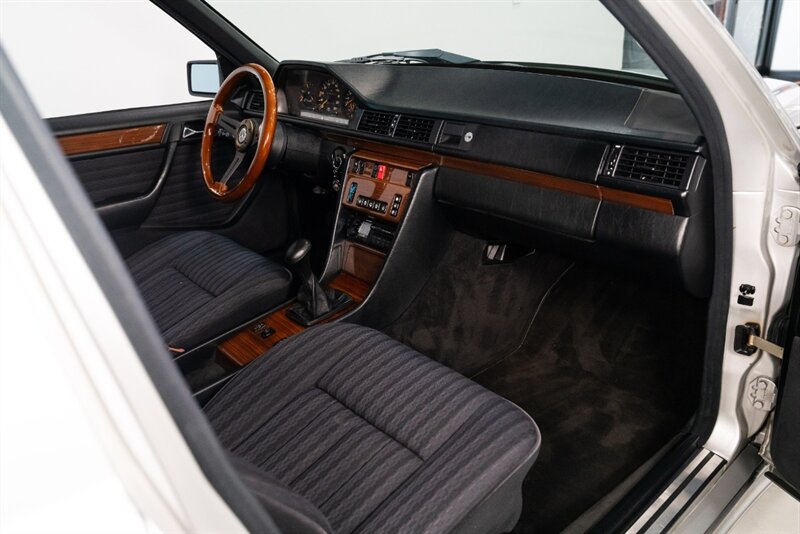 1990 Mercedes-Benz 200e   - Photo 26 - Neptune City, NJ 07753
