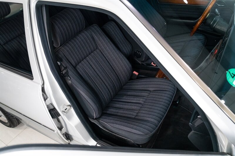 1990 Mercedes-Benz 200e   - Photo 23 - Neptune City, NJ 07753