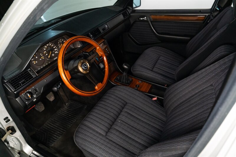 1990 Mercedes-Benz 200e   - Photo 13 - Neptune City, NJ 07753