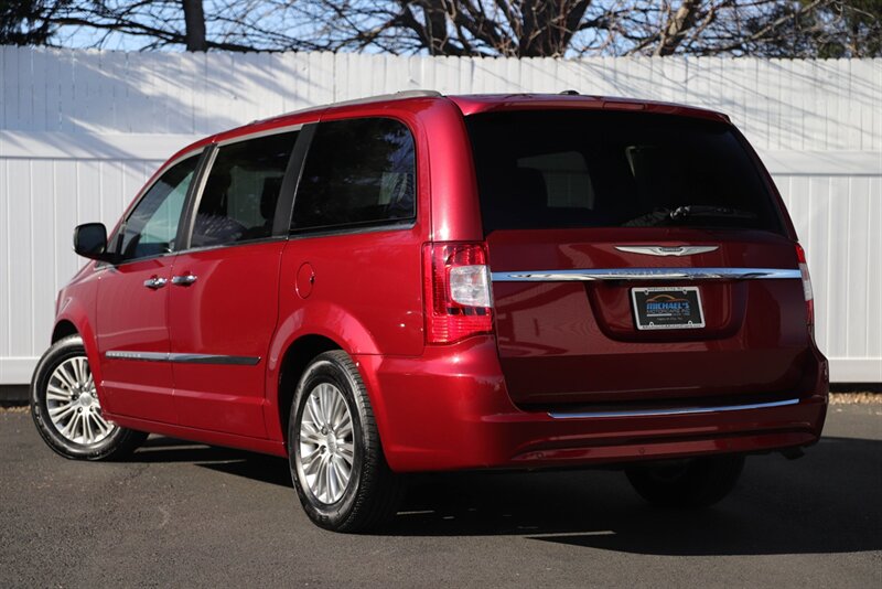 2016 Chrysler Town & Country Touring-L  Anniversary Edition - Photo 4 - Neptune City, NJ 07753