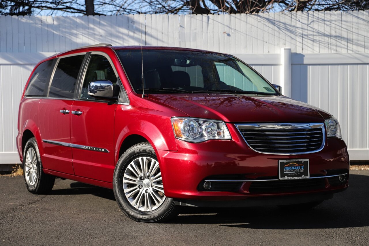 2016 Chrysler Town & Country Touring-L  Anniversary Edition - Photo 8 - Neptune City, NJ 07753
