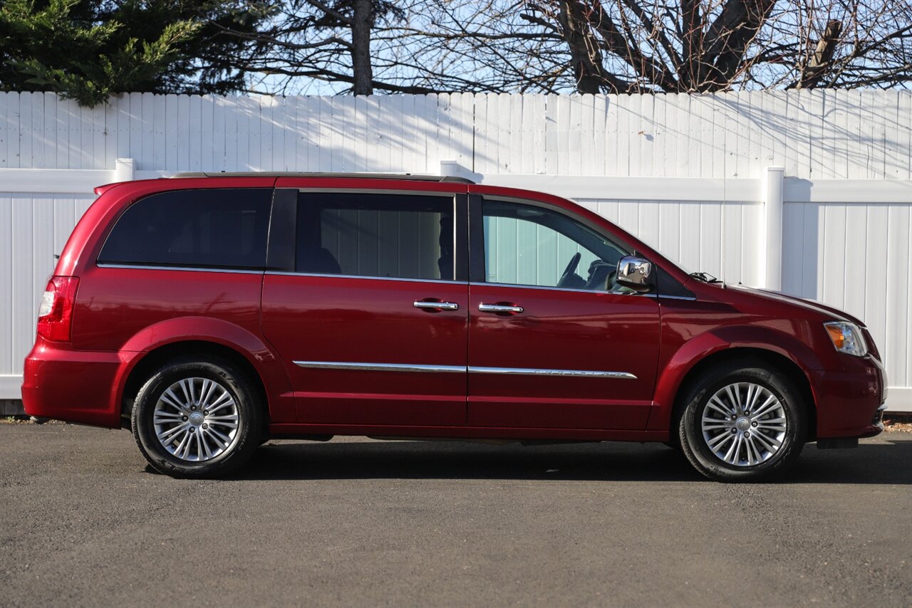 2016 Chrysler Town & Country Touring-L  Anniversary Edition - Photo 7 - Neptune City, NJ 07753