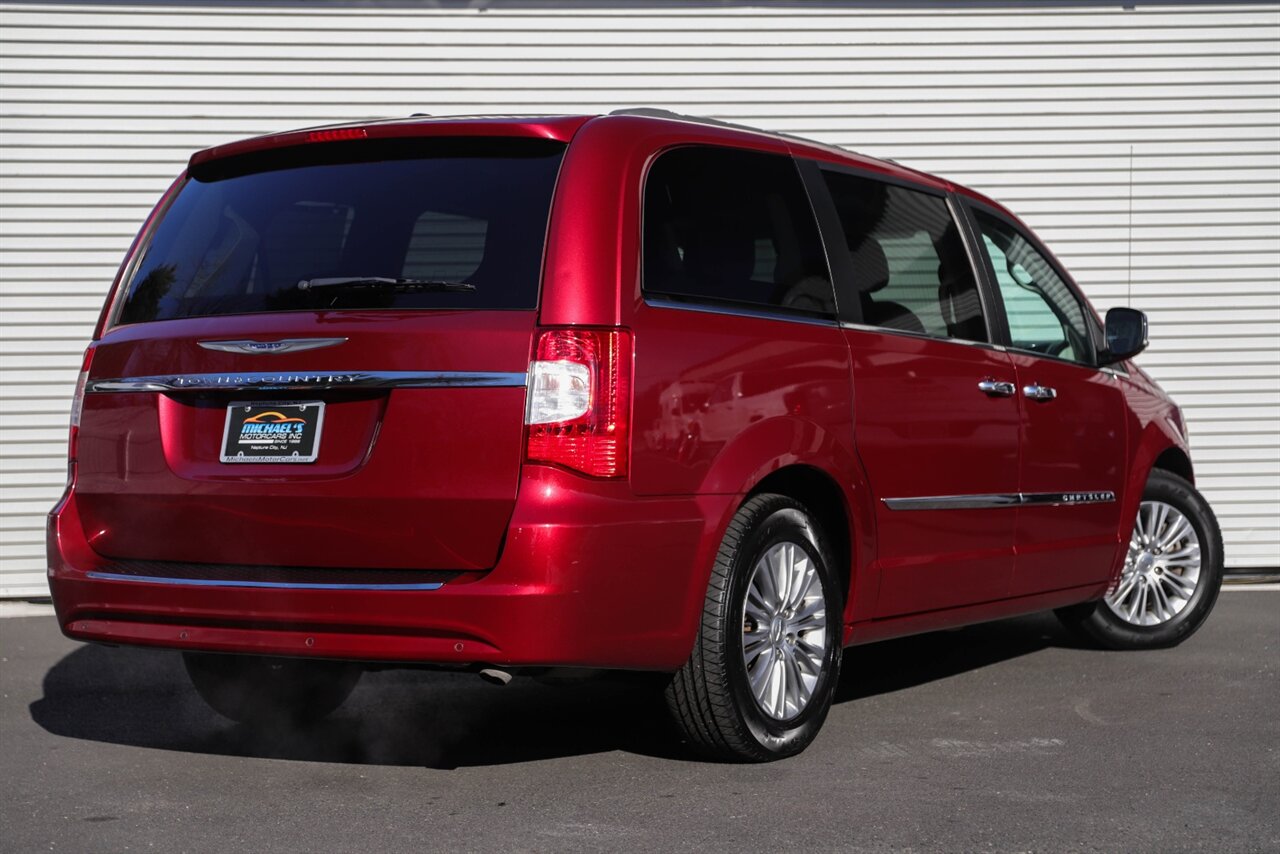 2016 Chrysler Town & Country Touring-L  Anniversary Edition - Photo 6 - Neptune City, NJ 07753