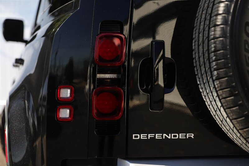 2022 Land Rover Defender 110 Standard photo