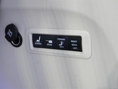 2020 Chrysler Pacifica Limited  28 MPG - Photo 12 - Joliet, IL 60436