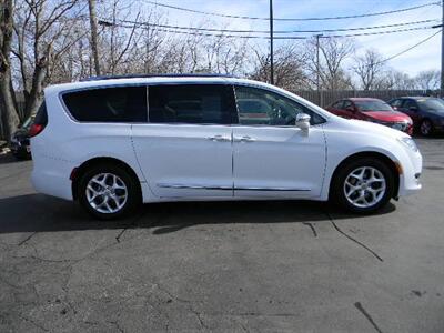 2020 Chrysler Pacifica Limited  28 MPG - Photo 4 - Joliet, IL 60436