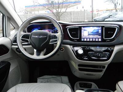 2020 Chrysler Pacifica Limited  28 MPG - Photo 18 - Joliet, IL 60436
