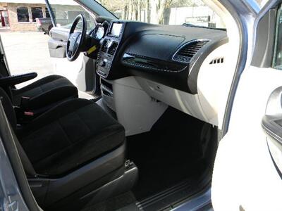 2012 Chrysler Town and Country Touring  25 MPG - Photo 24 - Joliet, IL 60436