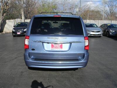 2012 Chrysler Town and Country Touring  25 MPG - Photo 7 - Joliet, IL 60436