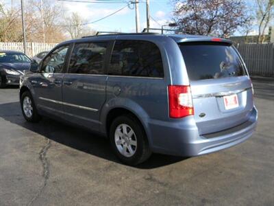 2012 Chrysler Town and Country Touring  25 MPG - Photo 8 - Joliet, IL 60436