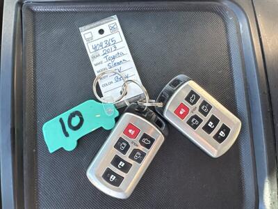 2013 Toyota Sienna XLE 8-Passenger - Photo 29 - Pittsburg, CA 94565-2812