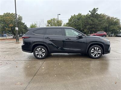 2024 Toyota Highlander XLE   - Photo 8 - Dallas, TX 75252