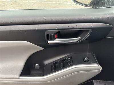 2024 Toyota Highlander XLE   - Photo 11 - Dallas, TX 75252