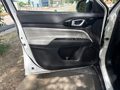 2024 Jeep Compass Limited   - Photo 10 - Dallas, TX 75252