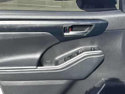 2023 Toyota Highlander XLE   - Photo 11 - Dallas, TX 75252