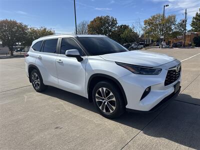 2023 Toyota Highlander XLE   - Photo 9 - Dallas, TX 75252
