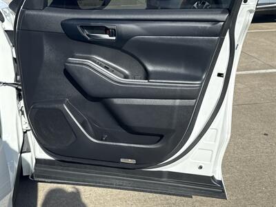 2023 Toyota Highlander XLE   - Photo 14 - Dallas, TX 75252