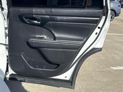 2023 Toyota Highlander XLE   - Photo 13 - Dallas, TX 75252