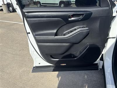 2023 Toyota Highlander XLE   - Photo 10 - Dallas, TX 75252