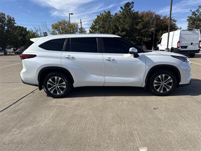 2023 Toyota Highlander XLE   - Photo 8 - Dallas, TX 75252