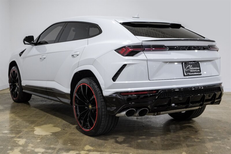 2022 Lamborghini Urus  photo
