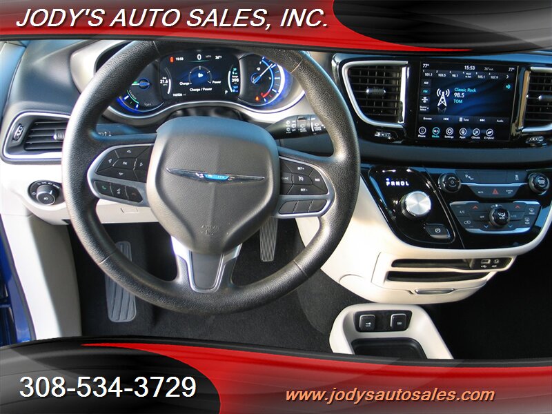 2020 Chrysler Pacifica Hybrid Touring photo