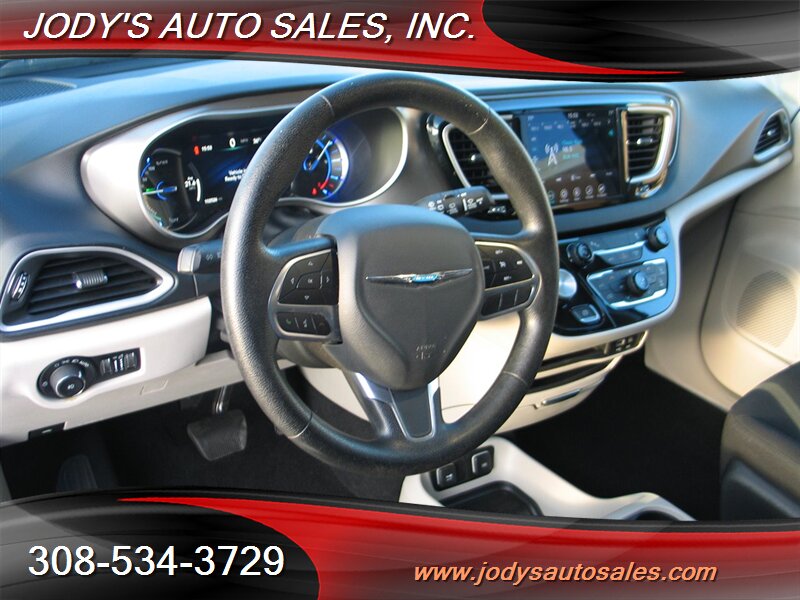 2020 Chrysler Pacifica Hybrid Touring photo