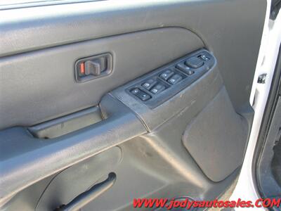 2004 Chevrolet Silverado 3500 W/T MAINT UTILITY  2WD, Utility Box, DRW, 8.1 V8 - Photo 4 - North Platte, NE 69101