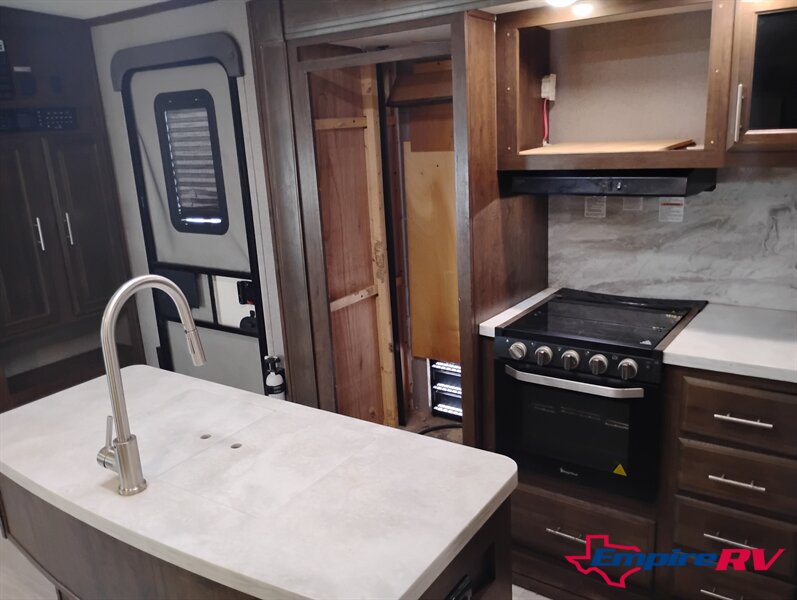 2021 Forest River Rockwood Signature 8327SB - Photo 10 - Liberty, TX 77575