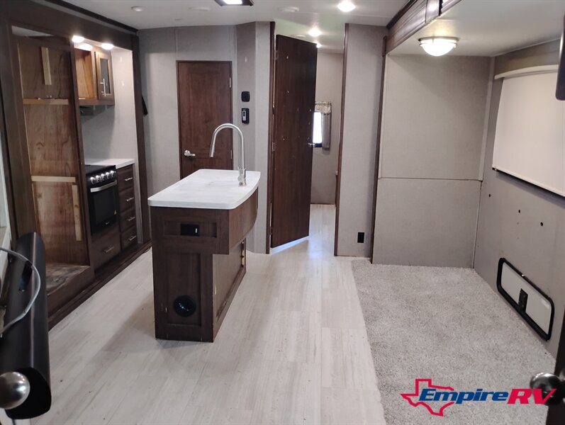 2021 Forest River Rockwood Signature 8327SB - Photo 7 - Liberty, TX 77575