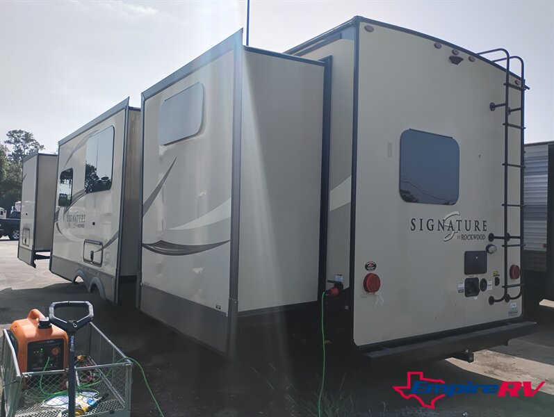 2021 Forest River Rockwood Signature 8327SB - Photo 4 - Liberty, TX 77575