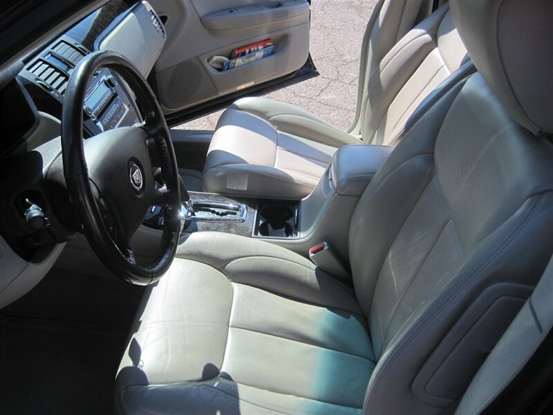 2009 Cadillac DTS Luxury 6-Passenger photo