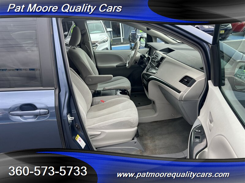 2014 Toyota Sienna LE 8-Passenger - Photo 12 - Vancouver, WA 98686