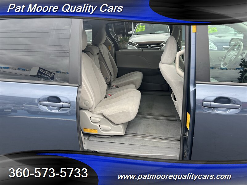 2014 Toyota Sienna LE 8-Passenger - Photo 11 - Vancouver, WA 98686