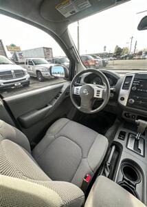 2014 Nissan Frontier SV Crew Cab 4x4! Adult Owned! Auto! Low Miles!  Clean Title! Good Carfax! Great Price Point! - Photo 36 - Vancouver, WA 98665