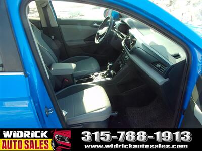 2023 Volkswagen Taos 1.5T SE   - Photo 4 - Watertown, NY 13601