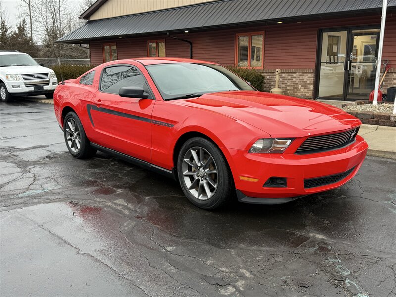 2012 Ford Mustang V6 Premium  MCA 6-Speed - Photo 1 - Flushing, MI 48433