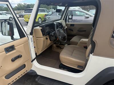 1999 Jeep Wrangler Sport  4X4 - Photo 13 - Flushing, MI 48433