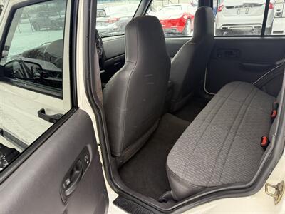 2001 Jeep Cherokee Sport 4X4 - Photo 16 - Flushing, MI 48433