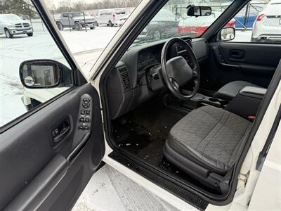 2001 Jeep Cherokee Sport 4X4 - Photo 10 - Flushing, MI 48433