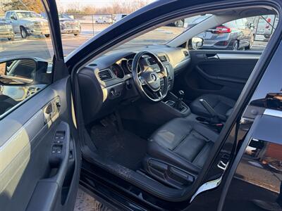 2017 Volkswagen Jetta 1.4T SE  5-Speed Manual - Photo 8 - Flushing, MI 48433