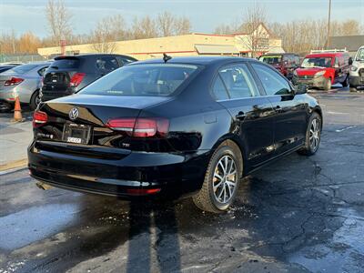 2017 Volkswagen Jetta 1.4T SE  5-Speed Manual - Photo 5 - Flushing, MI 48433