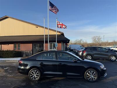 2017 Volkswagen Jetta 1.4T SE  5-Speed Manual - Photo 4 - Flushing, MI 48433