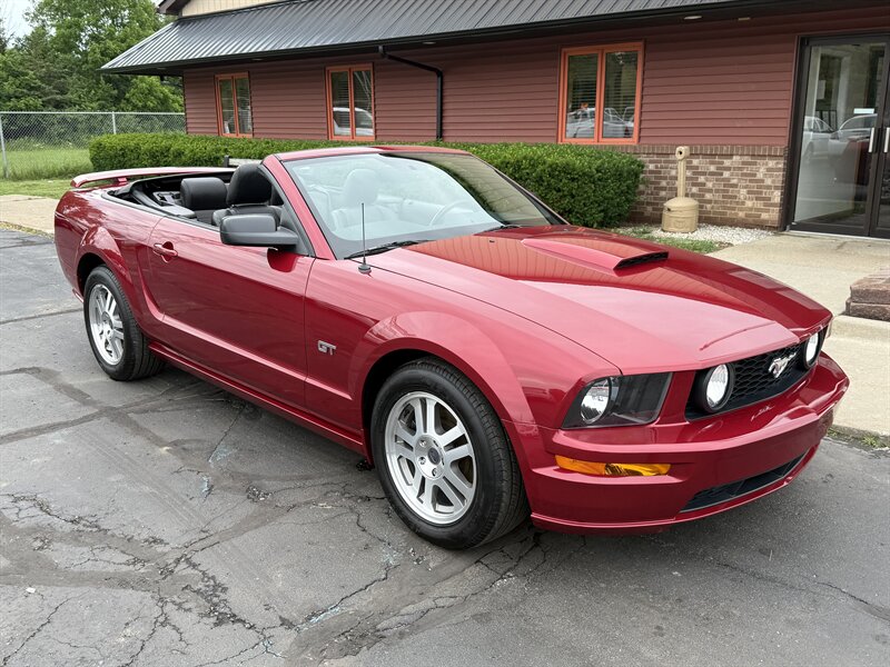 2007 Ford Mustang GT Premium  Convertible 5-Speed - Photo 1 - Flushing, MI 48433