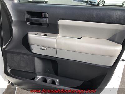 2008 Toyota Sequoia SR5  *Nice Carfax 1 Owner W/3rd Row! - Photo 22 - Tucson, AZ 85705