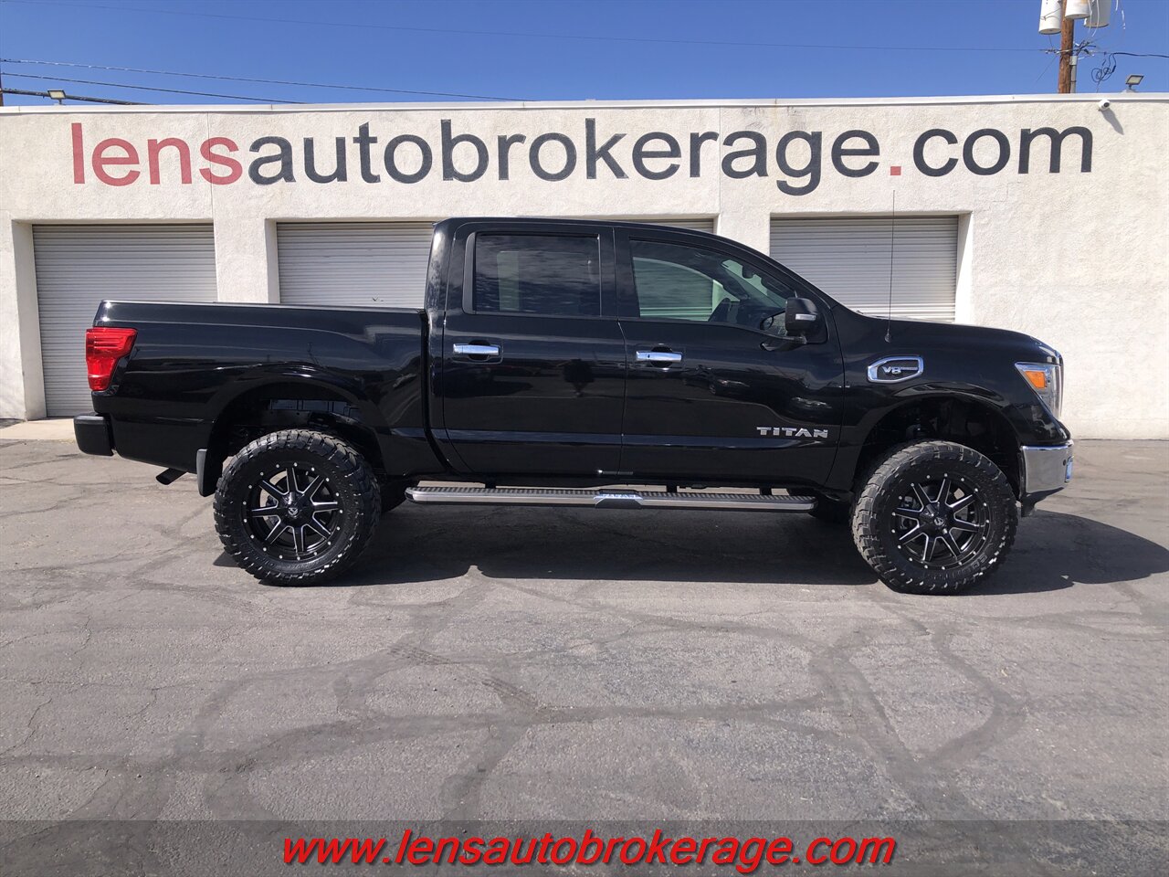 2017 Nissan Titan SV  *Bad A$$ SuperCrew 4x4! - Photo 1 - Tucson, AZ 85705