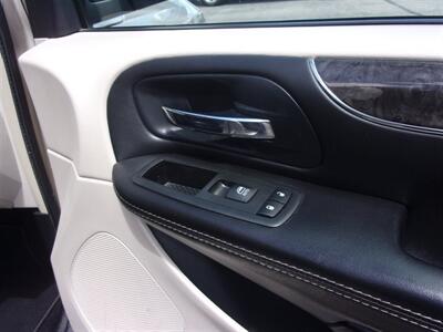 2014 Chrysler Town & Country Touring   - Photo 11 - Tucson, AZ 85716