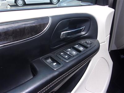 2014 Chrysler Town & Country Touring   - Photo 15 - Tucson, AZ 85716