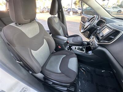 2016 Jeep Cherokee Sport   - Photo 9 - 