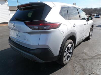 2021 Nissan Rogue SV   - Photo 2 - Quincy, IL 62305